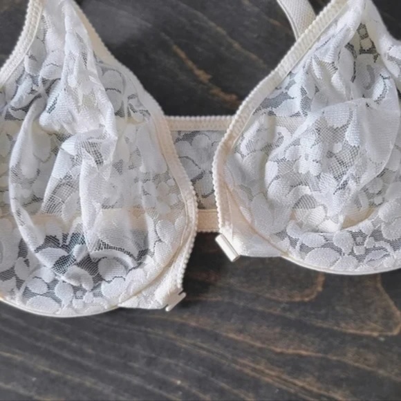Wanted - a Warners all-stretch lace front closure bra 38 or larger. - Picture 2 of 4